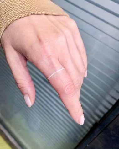 Белое кольцо вокруг пальца