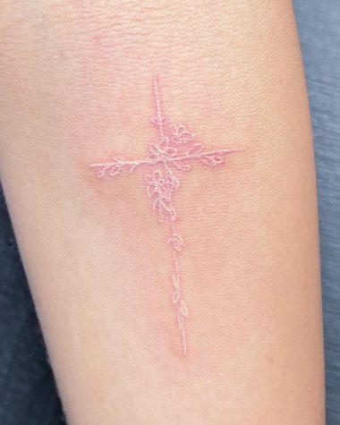 Крест с цветами, свежая белая татуировка