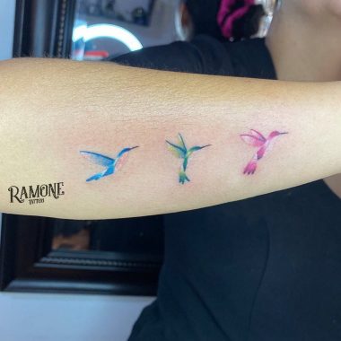 Татуировка трех колибри на предплечье