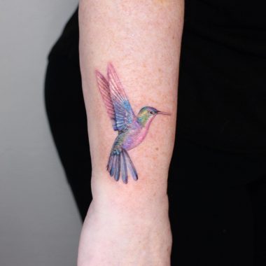 Цветная колибри на руке у девушки