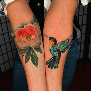 Татуировки колибри и цветка на предплечьях