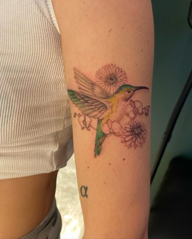 Тату колибри и цветы на плече