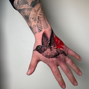 Татуировка колибри на кисти
