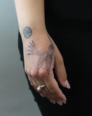 Женская тату колибри на кисти руки
