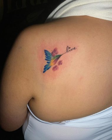 Женская татуировка колибри на лопатке