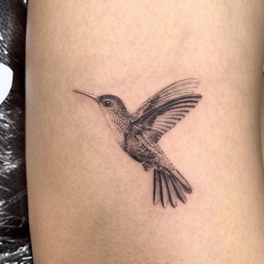 Маленькая татуировка колибри