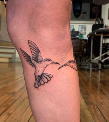 Татуировка колибри на ноге