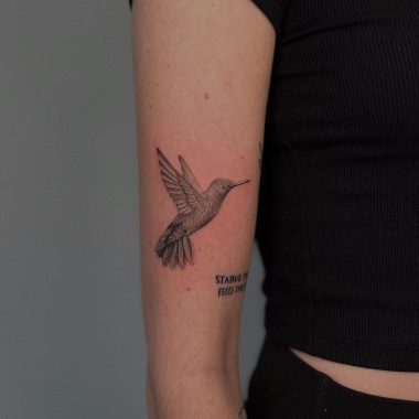 Женская тату колибри на плече