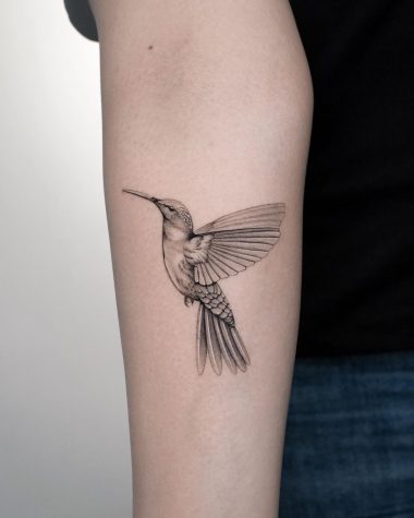 Татуировка колибри на предплечье