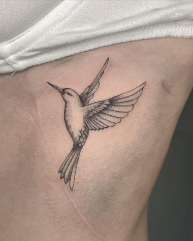 Минималистичная татуировка колибри на ребрах