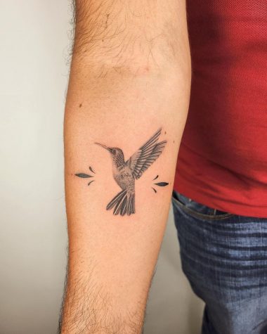 Мужская тату колибри на руке