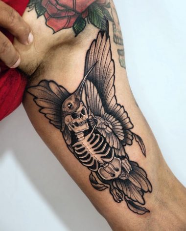 Татуировка колибри-скелет