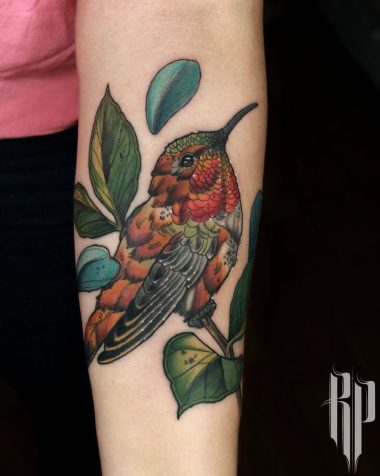 Татуировка колибри и веточка на предплечье