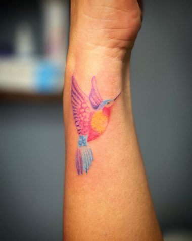 Татуировка колибри на запястье