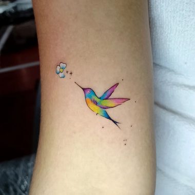 Миниатюрная татуировка колибри с цветком