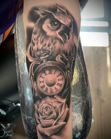 Татуировка сова, часы и роза