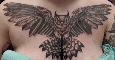 Татуировка совы на груди