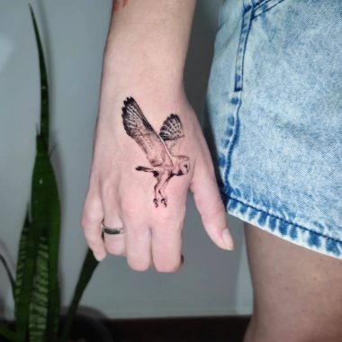 Татуировка совы на кисти руки