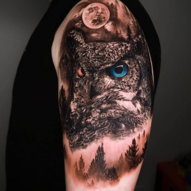 Татуировка сова, луна и лес на плече