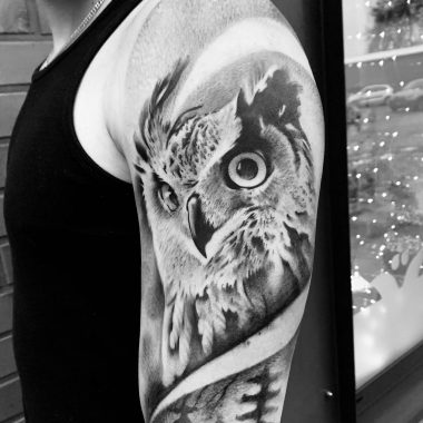 Мужская татуировка совы на плече