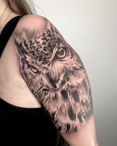 Женская татуировка совы на плече