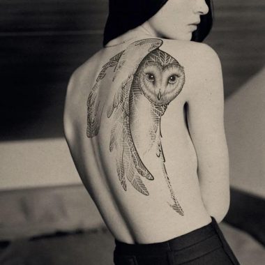 Большая татуировка совы на спине