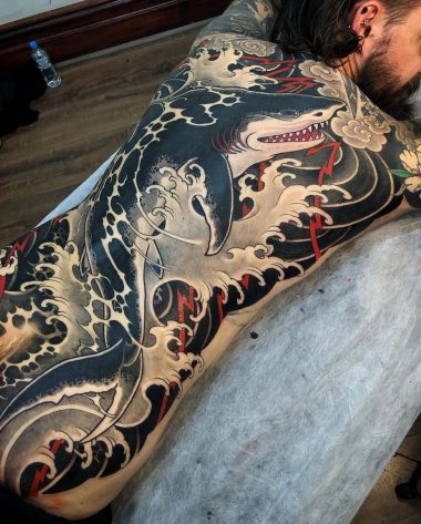 Акула и волны, японская тату на спине