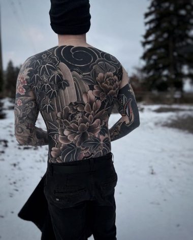 Цветы, блэкворк, японская тату на спине