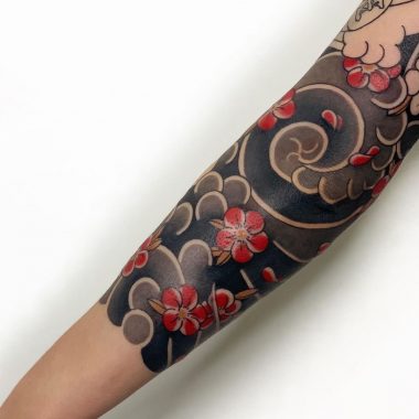 Цветки и волна, японская тату на предплечье