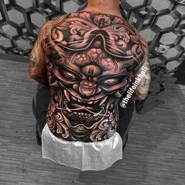 Большая татуировка японского демона на спине