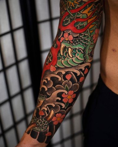 Дракон, цветы и волны, японский рукав