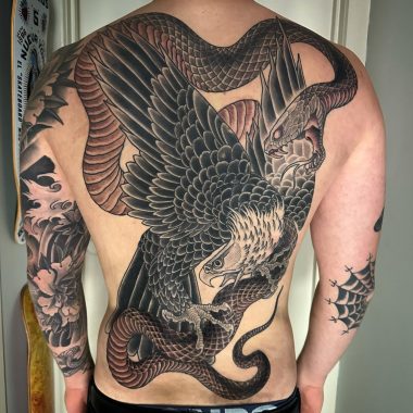 Орел и змея, мужская тату на груди