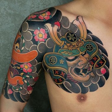 Мужская татуировка самурая на груди и плече