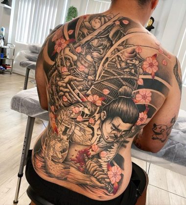 Самурай и сакура, японская татуировка на спине
