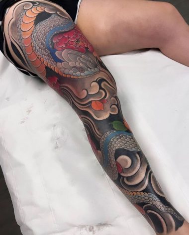 Змея, цветы и волны, большая японская тату на ноге