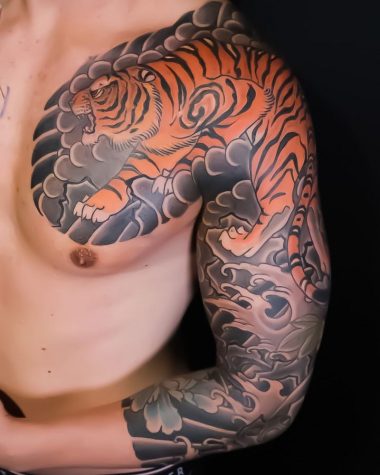 Татуировка тигра на груди и плече у парня