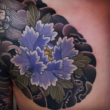 Мужская японская тату цветка на груди