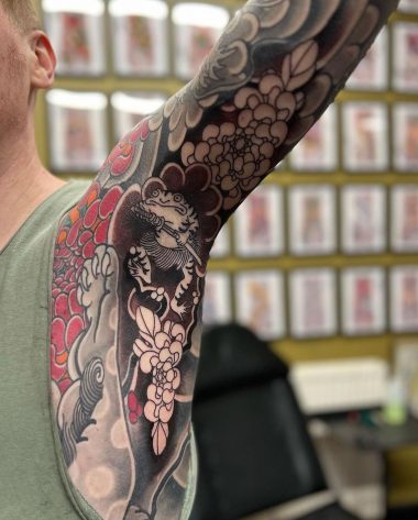 Японская татуировка на руке, подмышке и груди