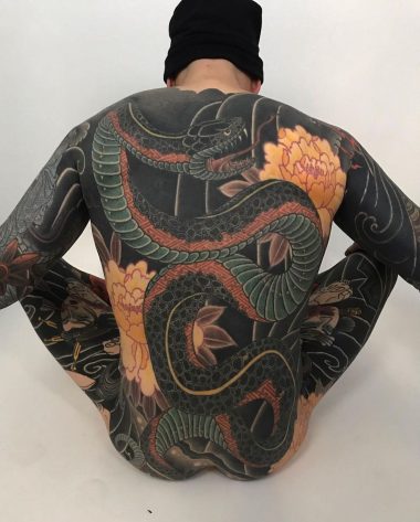 Японская тату со змеей и цветами на спине у мужчины