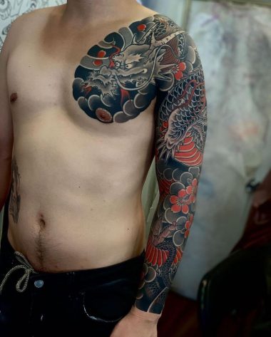 Японский дракон на руке и груди