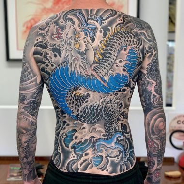 Японский дракон и волны на спине