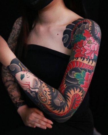 Женский рукав со змеей и цветами