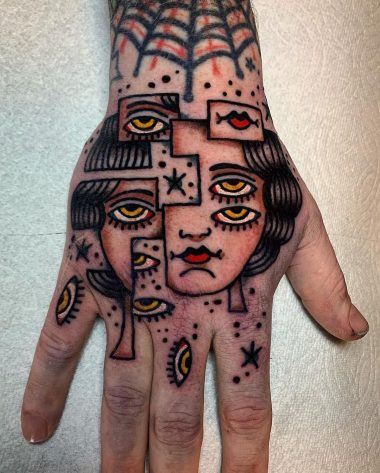 Мужская абстрактная тату на кисти руки