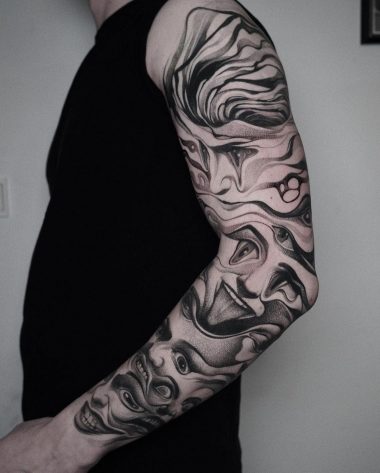 Мужская тату на руке в стиле абстракция