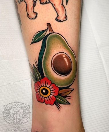 Авокадо и цветок, традишнл, женская тату на ноге