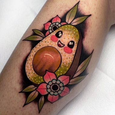 Авокадо с цветами, традишнл, женская тату на голени