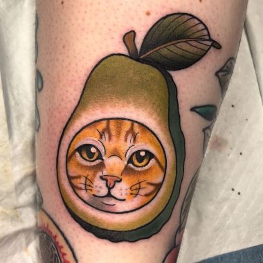 Авокадо-кот, тату на ноге