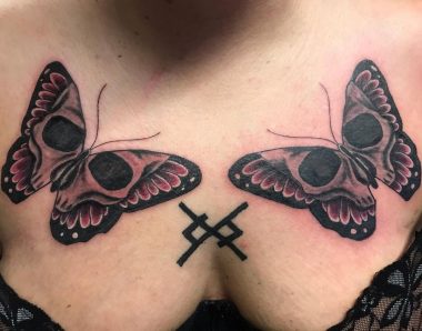 Бабочки с черепами, женская тату на груди