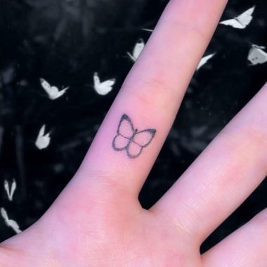 Бабочка, хендпоук, тату на пальце у девушки