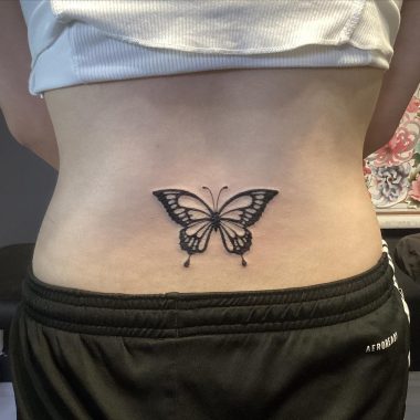 Татуировка бабочки на пояснице